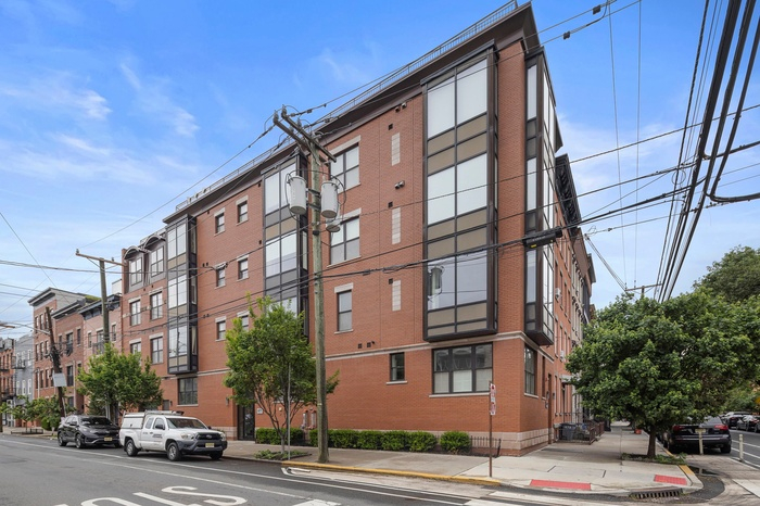 LUXURY TOWNHOME-STYLE CONDO WITH ROOFTOP OASIS & PREMIUM PARKING IN DOWNTOWN JERSEY CITY!