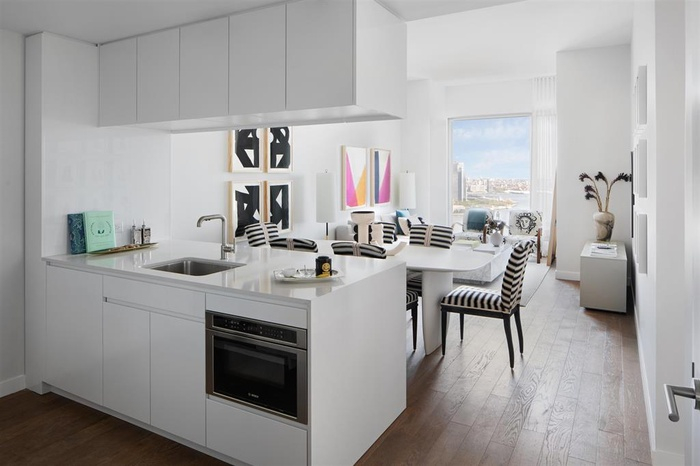 TOWER LIVING. LANDMARK LIFESTYLE. 79-STORY MAJESTY